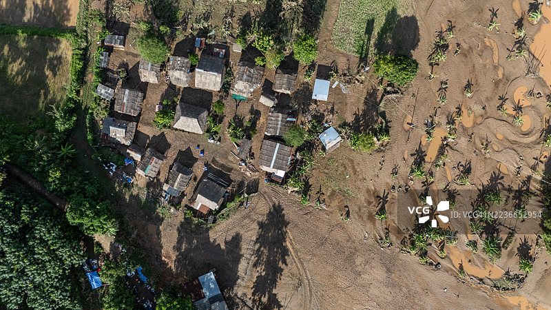 泰国清莱府卡伦鲁安米大象营村，因台风“山竹”横扫泰国后，湄公河（Kok river）水位上涨导致的洪水景象（航拍）。图片素材
