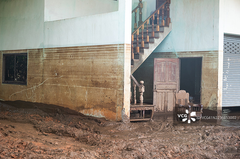 清莱府洪水过后，房屋墙壁上的水位痕迹，因寇河水位上涨。图片素材