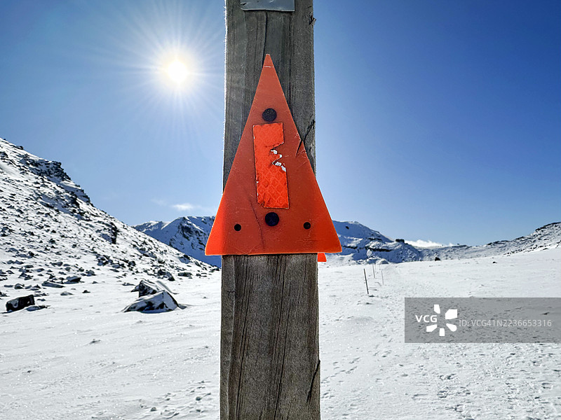 冰封的雪地里的雪深指示牌图片素材