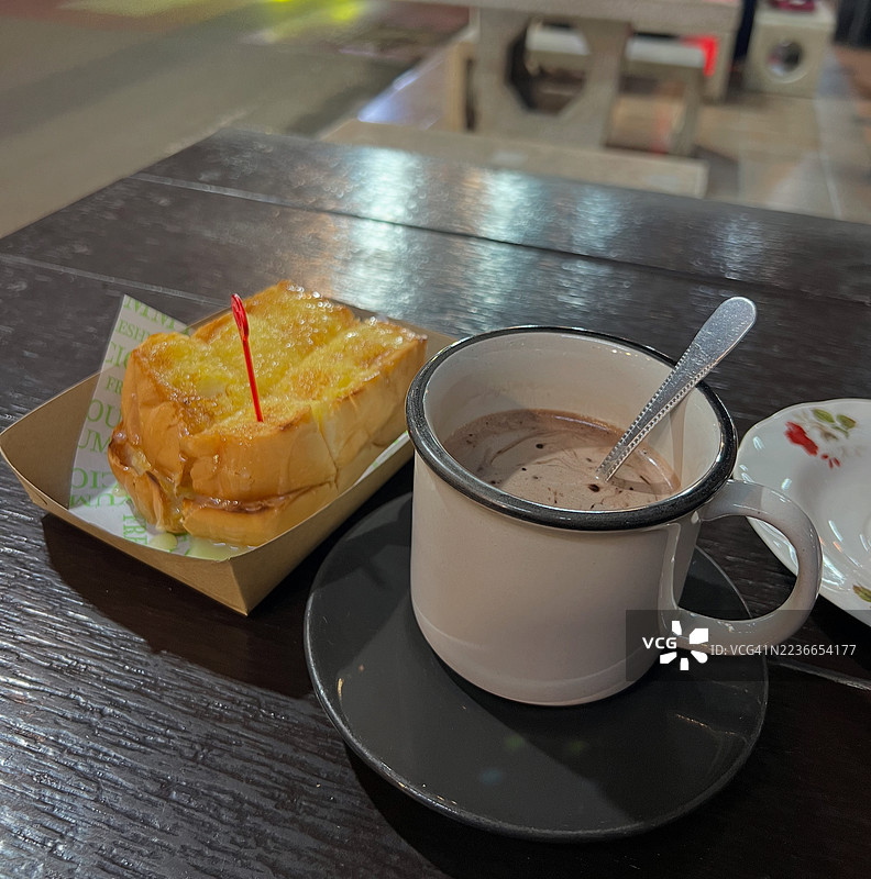 热可可和涂了黄油的吐司图片素材