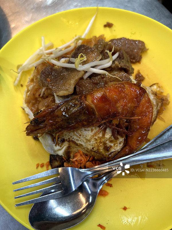 泰式炒河粉（Pad Thai）配鲜虾图片素材