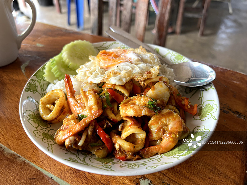 辣味炒饭配虾图片素材