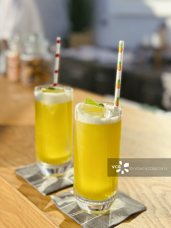 木质酒吧上的青柠玛格丽塔与节日吸管图片素材