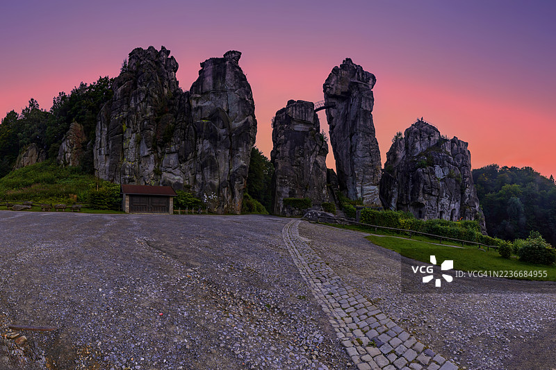 旅行目的地：日落时分的特奥图堡森林中的外斯特奈石图片素材