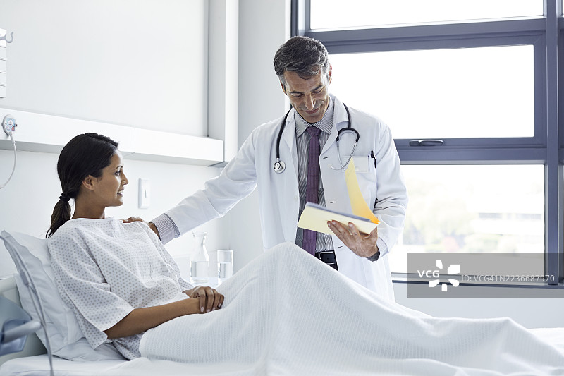 医生在医院病房向患者解读报告图片素材