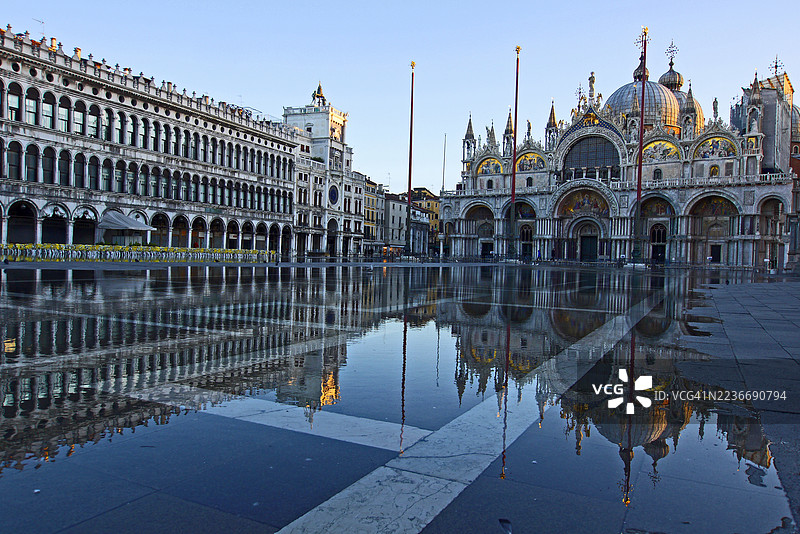 威尼斯圣马可广场在清晨被淹没图片素材