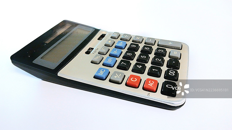 现代办公计算器，带有数字键盘和功能按钮，背景为干净的白色。适合用于银行、会计、商业金融、数学、预算和办公效率主题的库存照片。图片素材