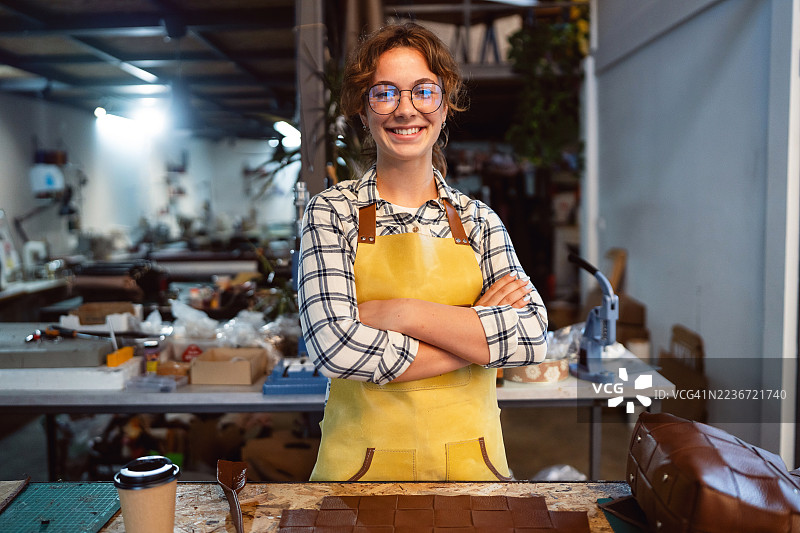 自信的工匠在工作坊中专注地制作高质量的皮革产品图片素材