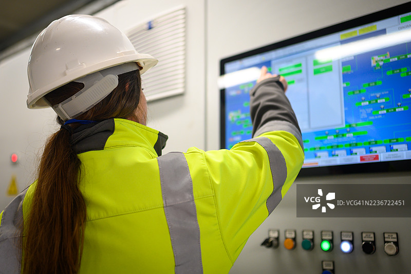 高加索女性工人监督回收过程图片素材