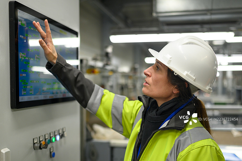 白人女技术员操作回收设备界面图片素材