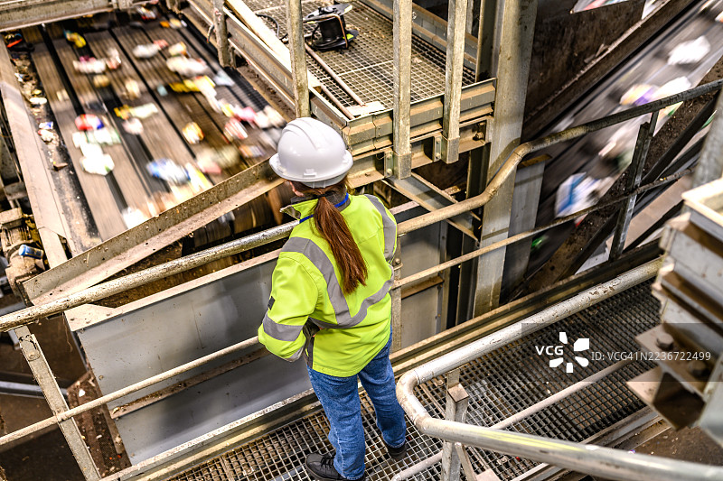 女工程师在工厂监督回收作业图片素材