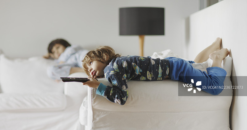 孩子在家沙发上放松地看电视图片素材