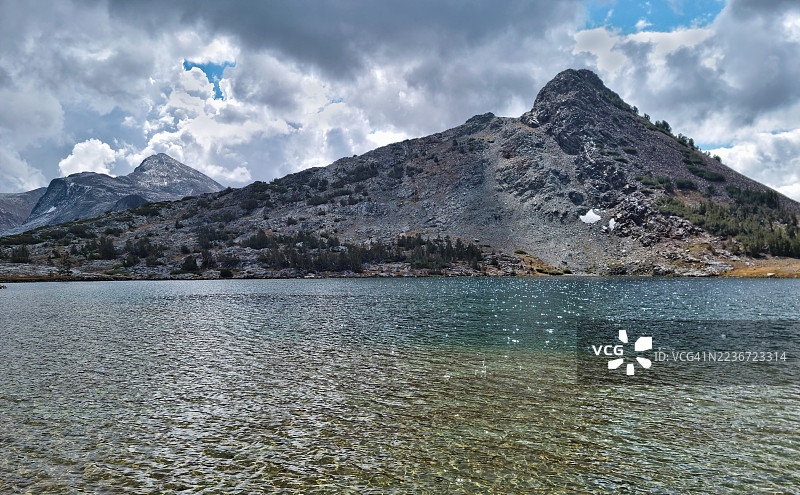 优胜美地国家公园上盖尔湖和盖尔峰的全景视图图片素材