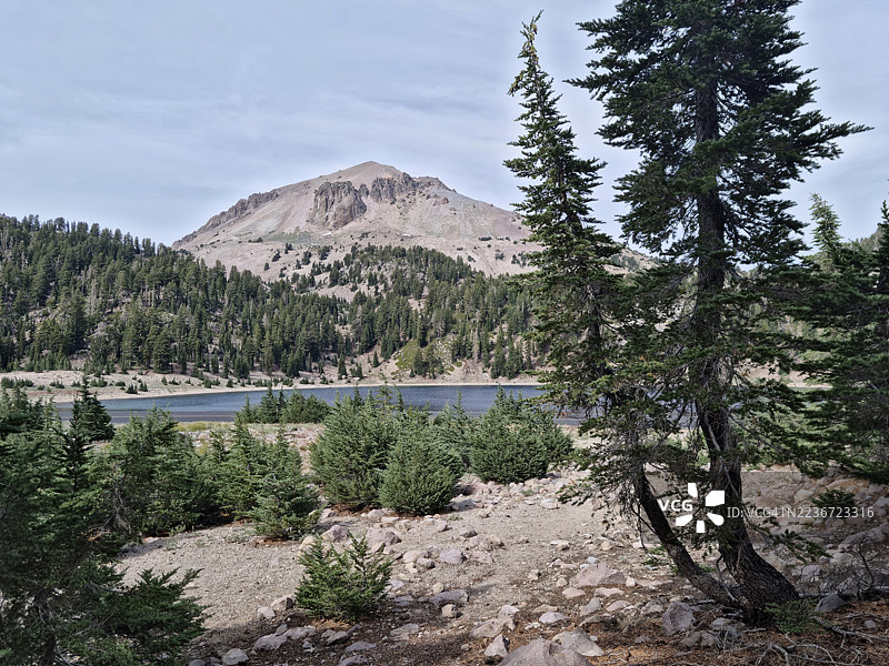 拉森火山国家公园的拉森山和海伦湖景观图片素材