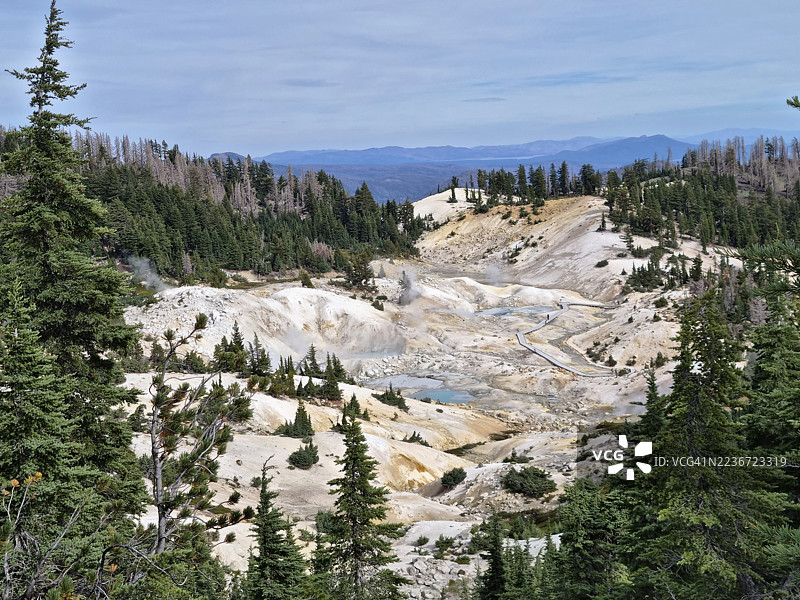 拉森火山国家公园的班帕斯地狱热泉区高角度视图图片素材