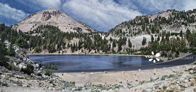 拉森火山国家公园的拉森山和海伦湖全景视图图片素材