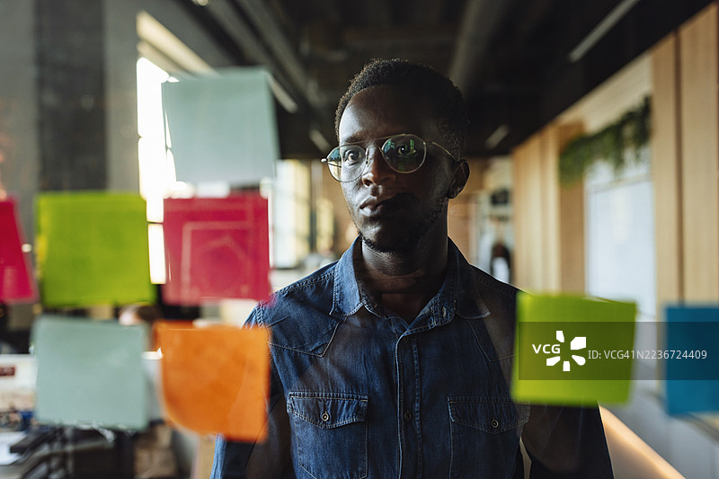 专注的专业人士正在分析五彩缤纷的便利贴以进行战略规划图片素材