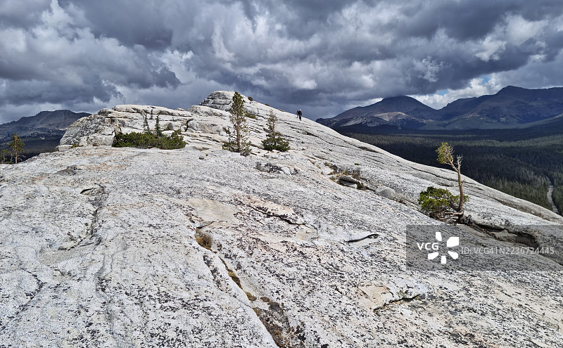 两名徒步旅行者在加利福尼亚优胜美地国家公园的伦伯特圆顶峰顶上图片素材
