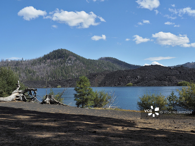 拉森火山国家公园的巴特湖景观图片素材