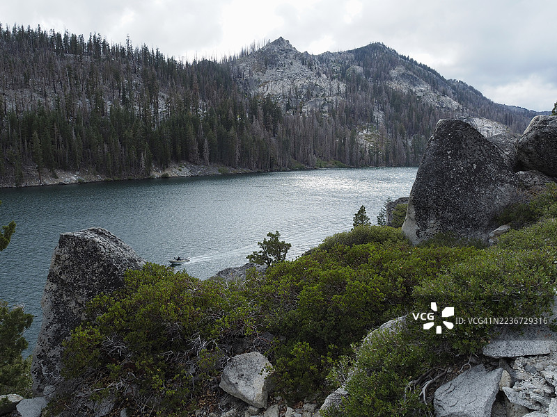 加利福尼亚州埃尔多拉多县荒野区的下回声湖景观图片素材