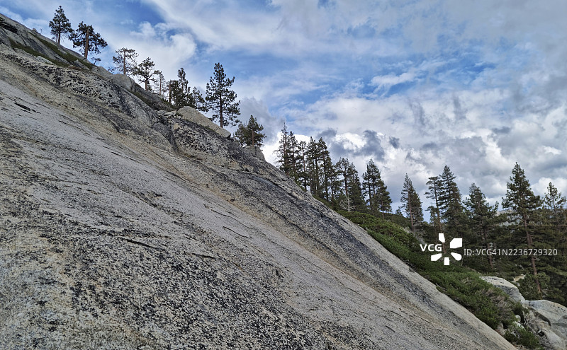 低回声湖全景，伴有巴尔福松（Balfourianae Engelmann），位于加利福尼亚州厄尔多拉多县的荒凉荒野。图片素材