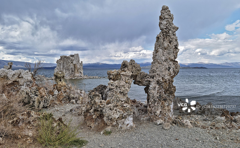 加利福尼亚州东塞拉山脉莫诺湖岸边的钙华岩石形成图片素材