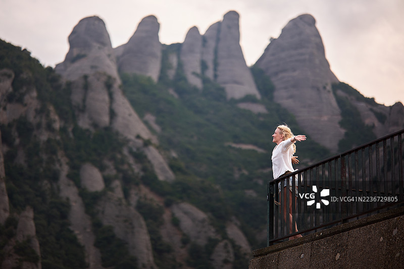 在蒙特塞拉特山上体验自由与快乐的女性图片素材
