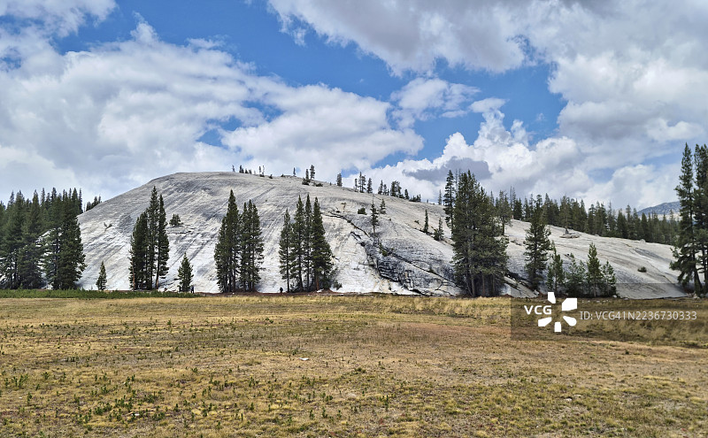 优胜美地国家公园的坑洞穹顶花岗岩独立岩石全景视图图片素材