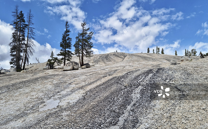 优美侵蚀的花岗岩基岩，位于优胜美地国家公园的水坑圆顶图片素材