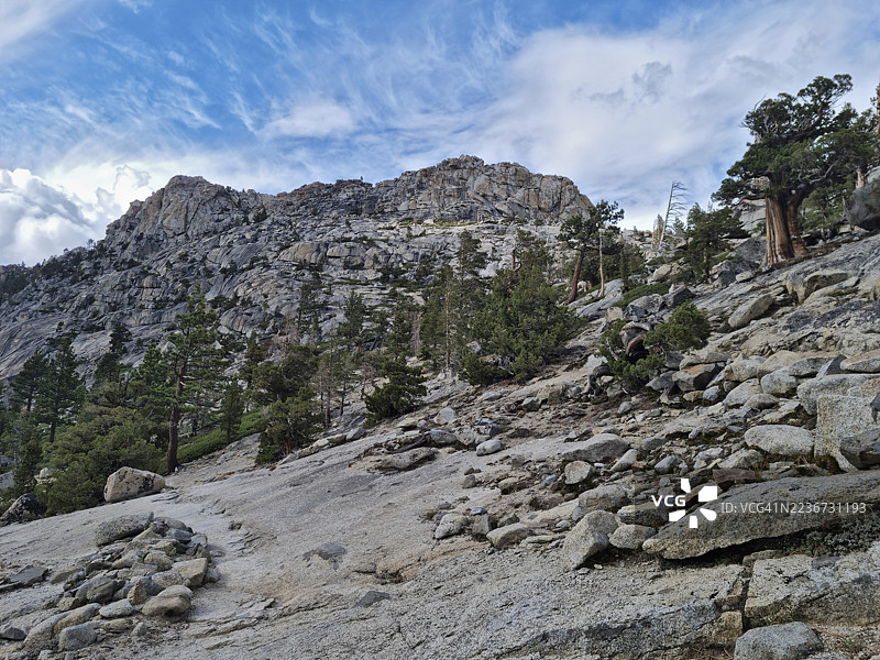 加州埃尔多拉多县荒野区下回声湖沿海步道的景观图片素材