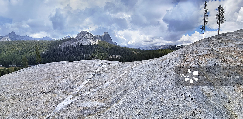 从波洞穹顶的顶峰看到的马尔莫特穹顶和公平穹顶，花岗岩岩石上的V形图案，优胜美地国家公园图片素材