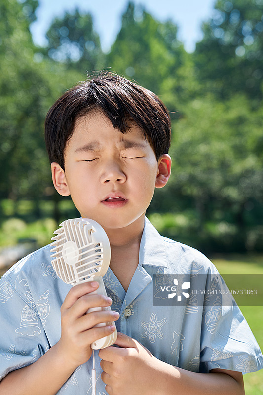 男孩，孩子，热浪，夏天，皱眉，便携风扇图片素材