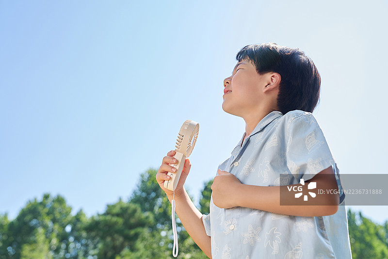 男孩，孩子，热浪，夏天，皱眉，便携风扇图片素材