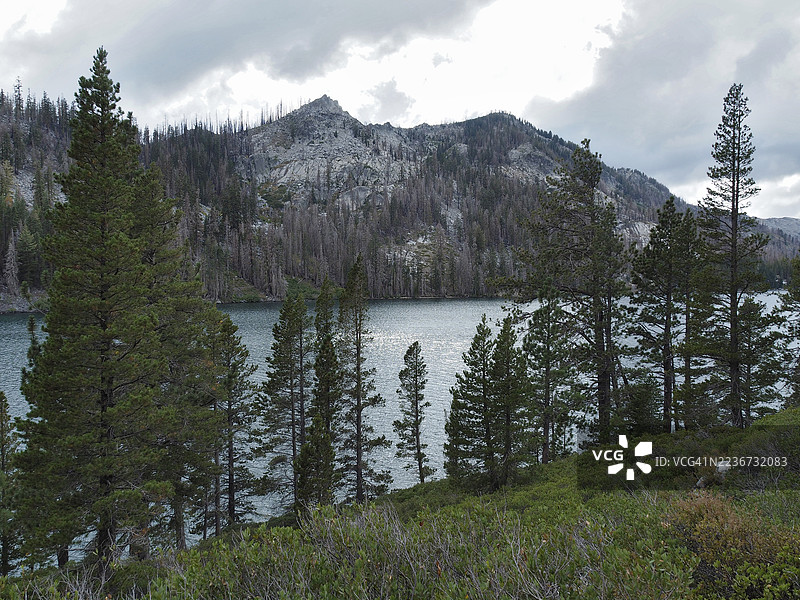 加利福尼亚州埃尔多拉多县荒野区的下回声湖景观图片素材