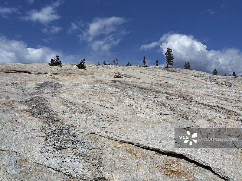 优美侵蚀的花岗岩基岩，位于优胜美地国家公园的水坑圆顶图片素材