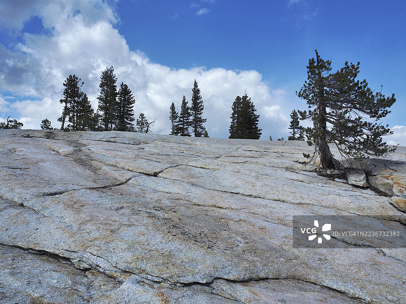 优美侵蚀的花岗岩基岩，位于优胜美地国家公园的水坑穹顶图片素材