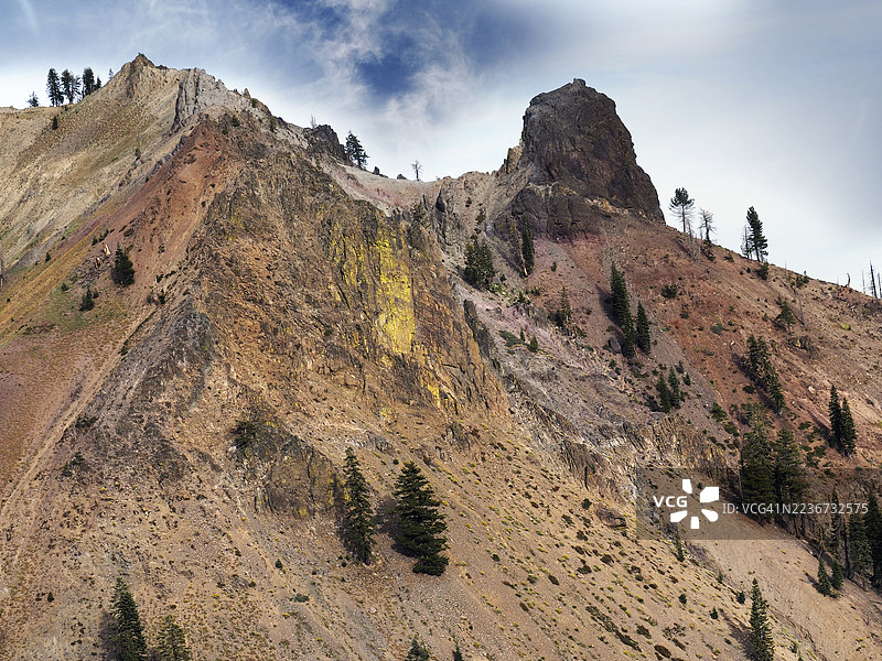 从拉森火山国家公园的火山遗产风景公路俯瞰小热泉谷的景色图片素材