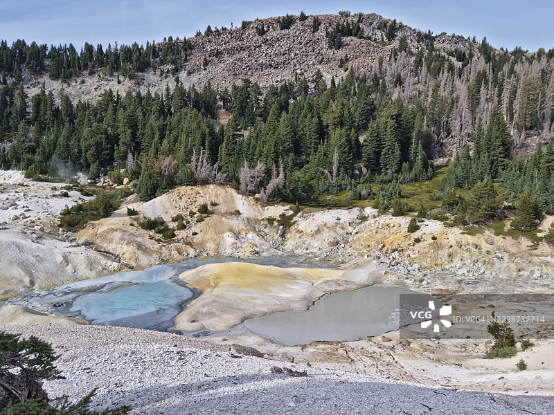 拉森火山国家公园的班帕斯地狱热泉区高角度视图图片素材