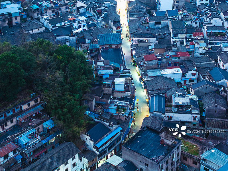 传统小镇的鸟瞰图，狭窄街道和多样建筑图片素材