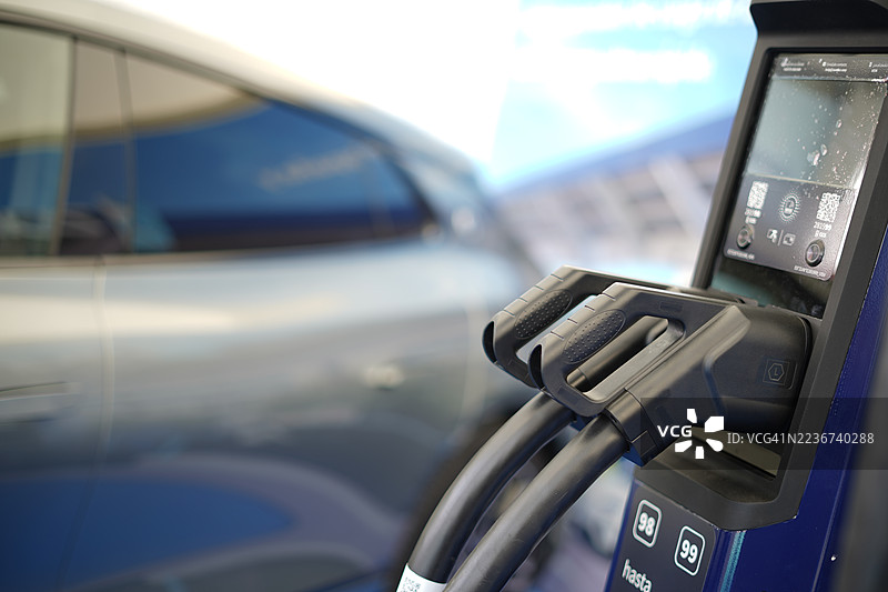 电动汽车快充站的电缆和插头细节图片素材