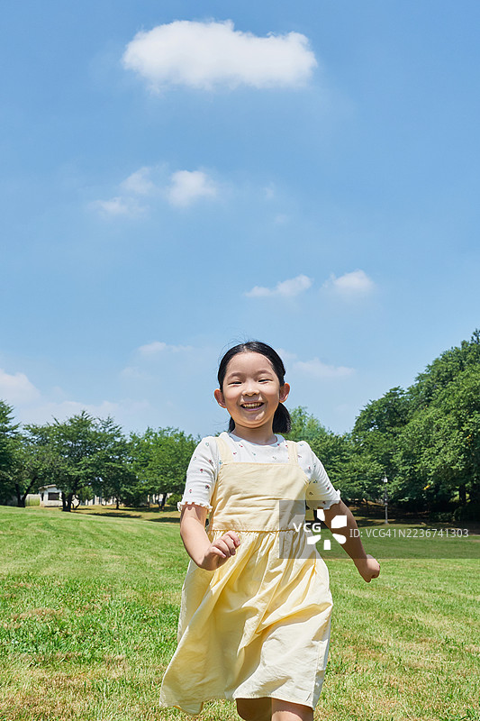 孩子们，小学生，在草坪上奔跑图片素材