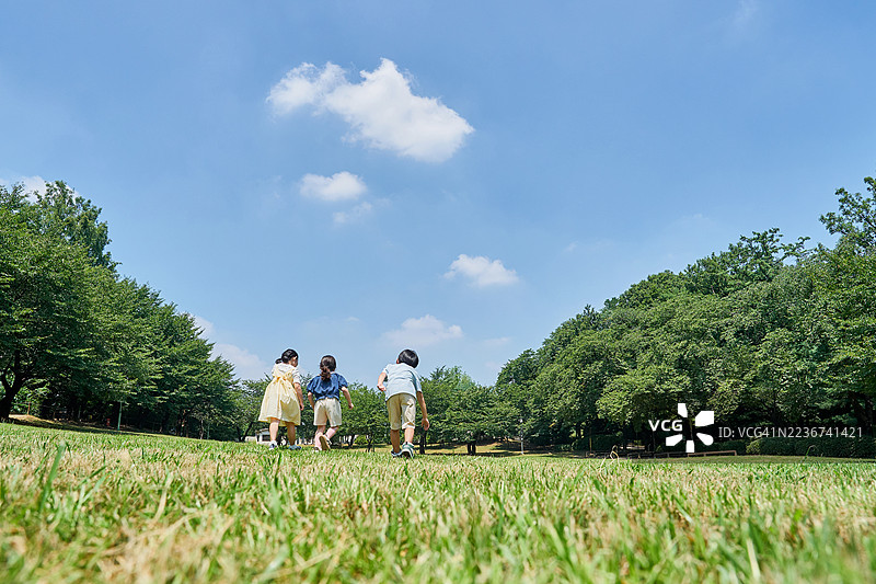 孩子们，小学生，在草坪上奔跑图片素材