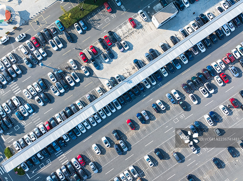 全景视角的停车场，停满了各种汽车图片素材