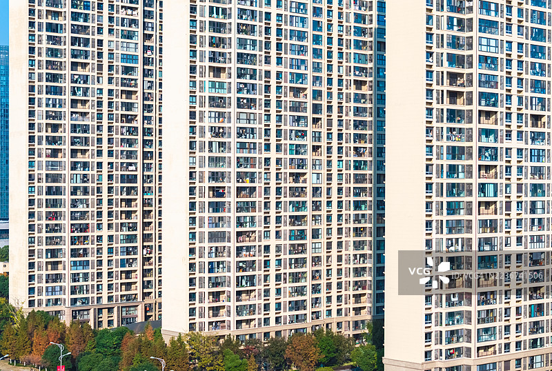 城市地区高耸的住宅楼，拥有众多窗户图片素材