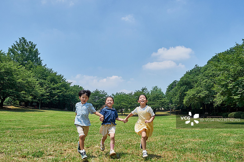 孩子们，小学生，在草坪上奔跑图片素材