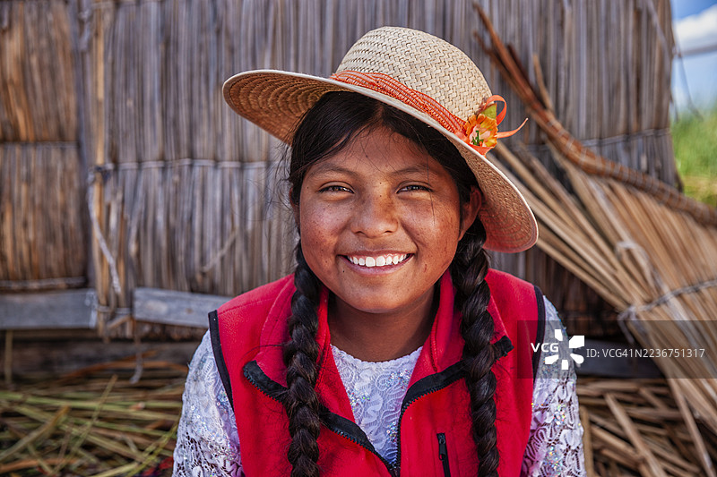 在的的喀喀湖乌鲁斯浮岛上的秘鲁小女孩图片素材