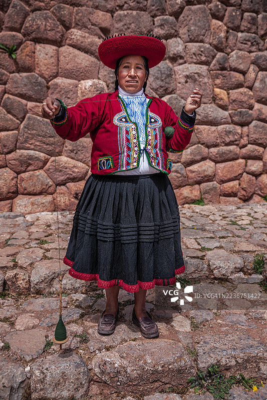 秘鲁女性在秘鲁圣谷手工纺羊毛图片素材