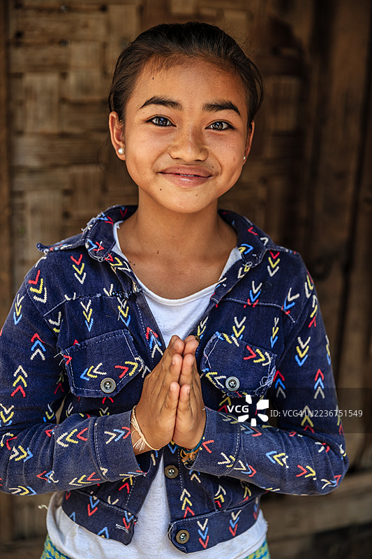 老挝北部村庄的小女孩说“萨拜迪”图片素材