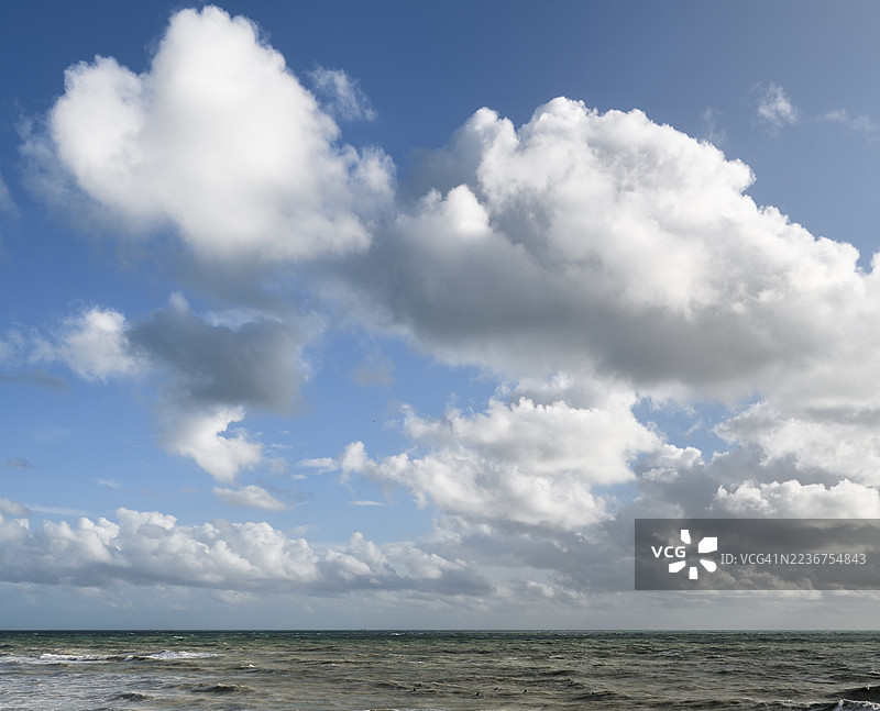 蓝天白云下的海平面图片素材
