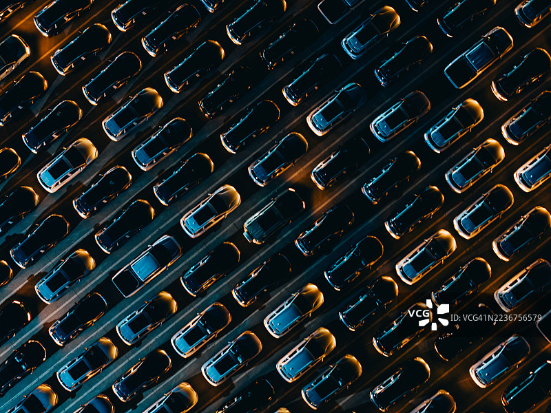 夜间汽车进行各种技术测试的鸟瞰图图片素材